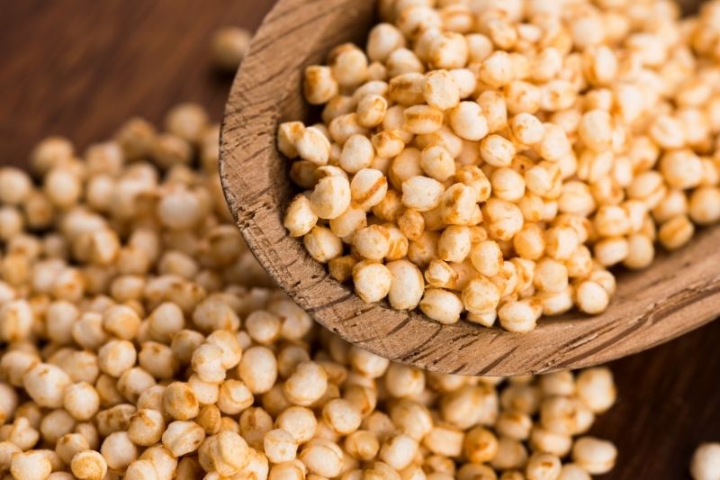Zbliżenie na ziarenka komosy uprażone jak popcorn