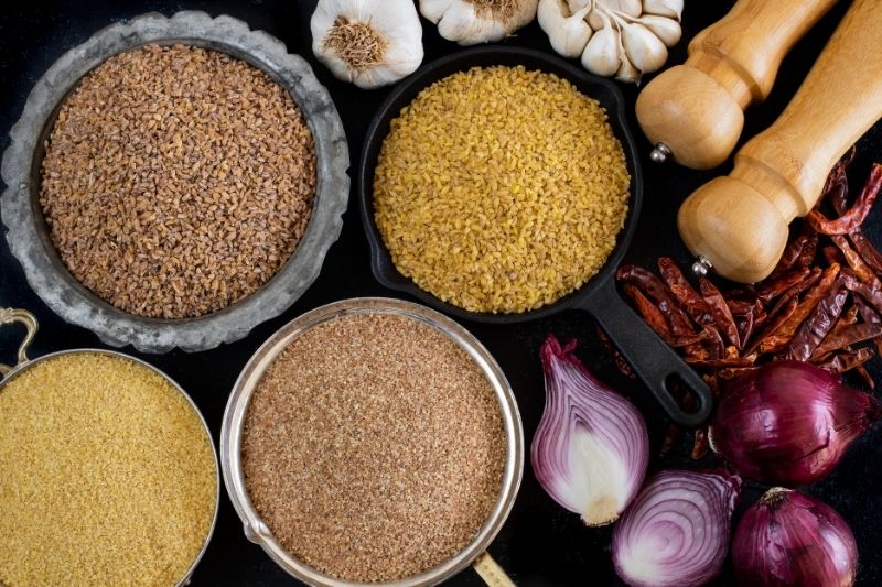 Mix kasz bulgur w miskach 