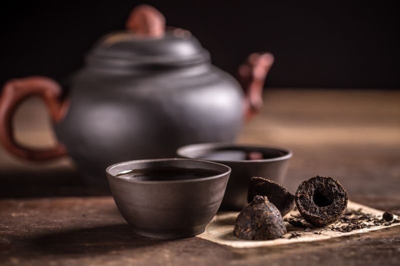 Herbata pu-erh w tradycyjnych miseczkach 