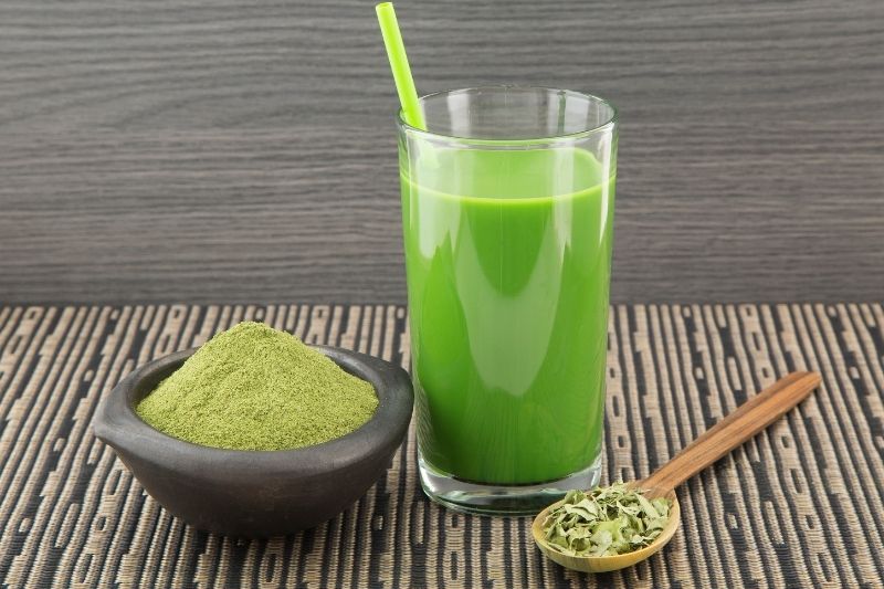 Napój z dodatkiem liści moringa