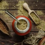 Herbata yerba mate na stole