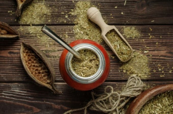 Herbata yerba mate na stole