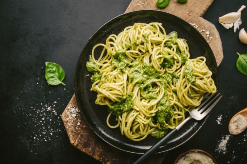 Pesto z makaronem na czarnym talerzu