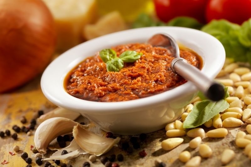Pesto z suszonych pomidorów w białej misce
