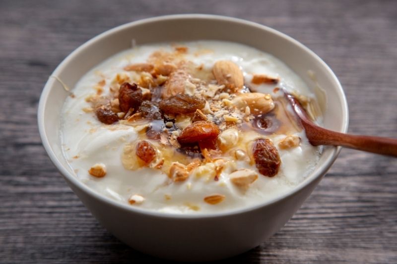 Jogurt naturalny połączony z orzechami oraz miodem