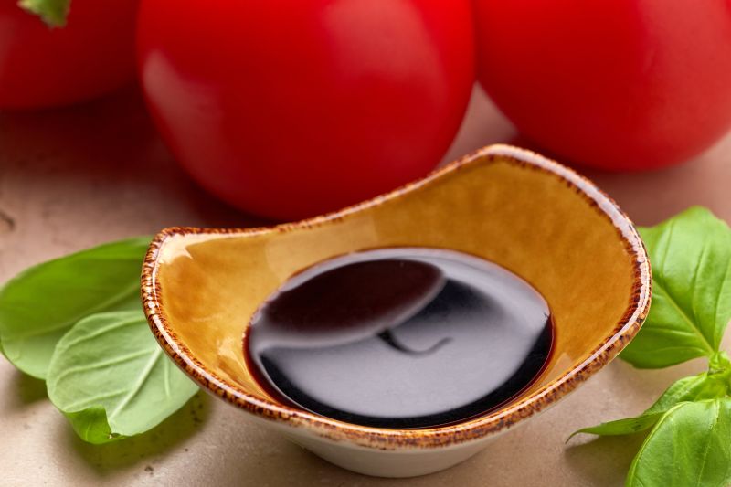 Mała miska z octem balsamicznym