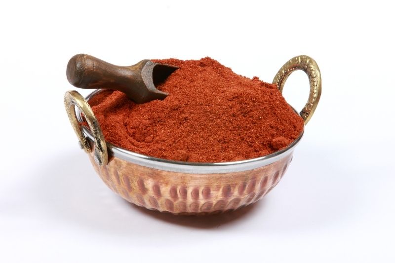Tandoori masala w misce na białym tle
