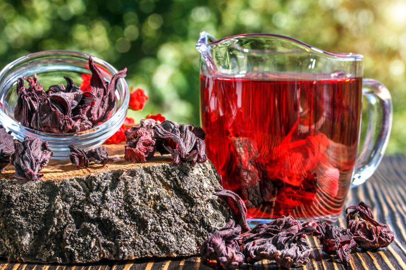Ujęcie ukazujące napój karkade z hibiskusa na tle natury