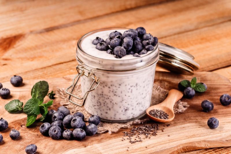 Jogurt z nasionami chia i borówkami