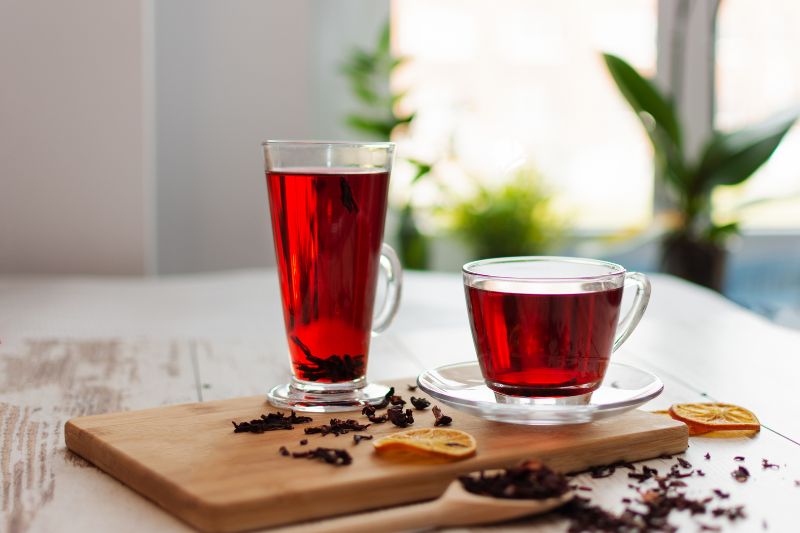 Herbata z hibiskusa jak parzyć, na co pomaga i ile razy dziennie pić?