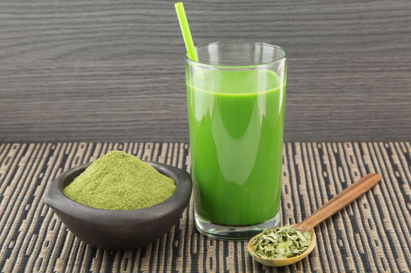 Szklanka soku owocowego z proszkiem moringa