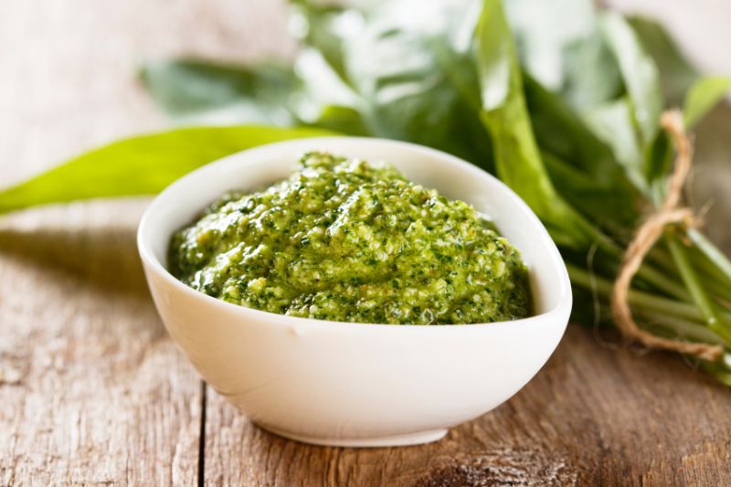 Biała miseczka z pesto z dodatkiem orzechów piniowych