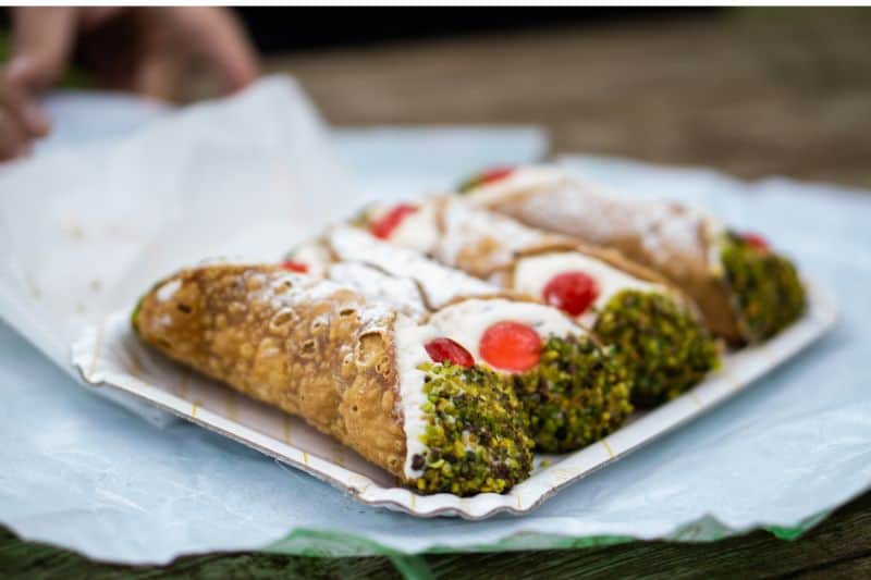 Widok z bliska na sycylijskie cannoli z pistacjami
