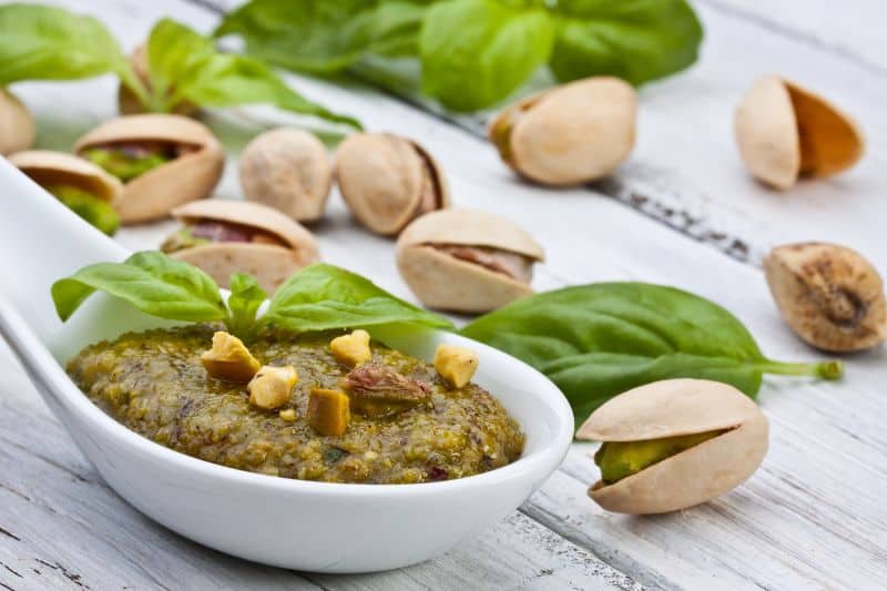 Pesto z pistacji, na stole rozsypane pistacje
