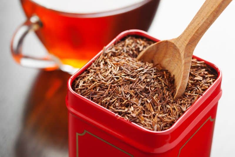 Widok z bliska na herbatę Rooibos w czerwonej puszce