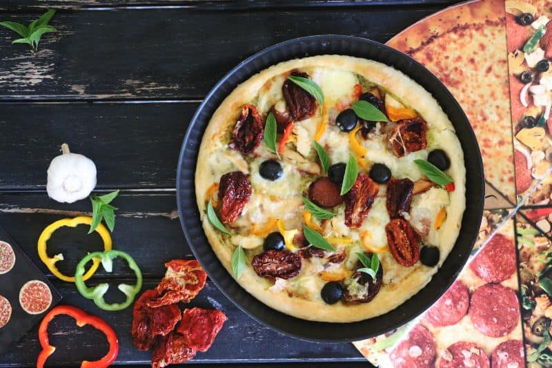 Widok z góry na pizzę z suszonymi pomidorami