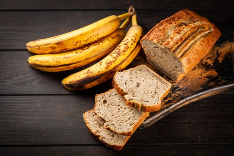 Widok z góry na chlebek bananowy, obok banany