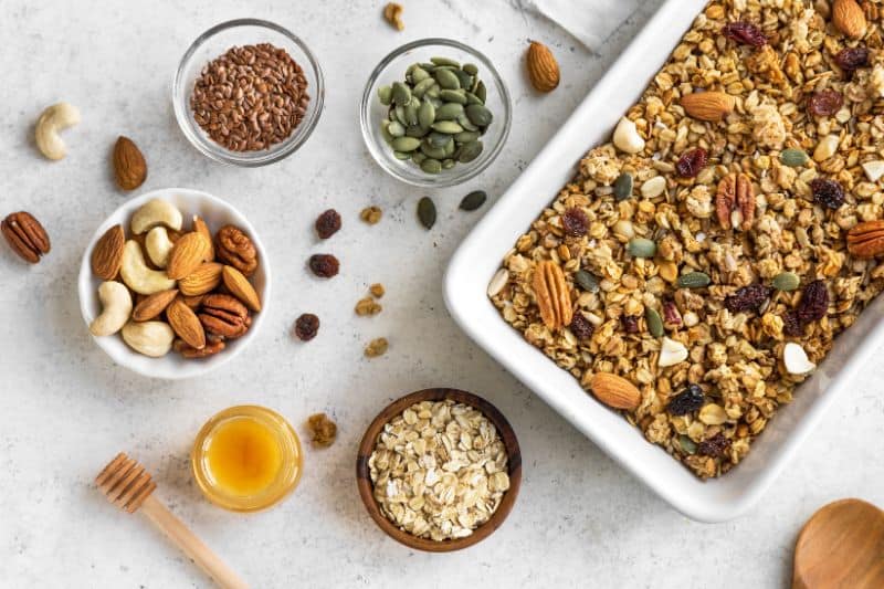 Granola i składniki położone w miskach na stole