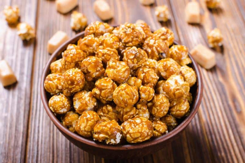 Zbliżenie na popcorn karmelowy w misce