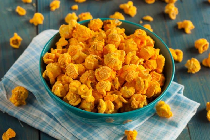 Miska pełna popcornu serowego