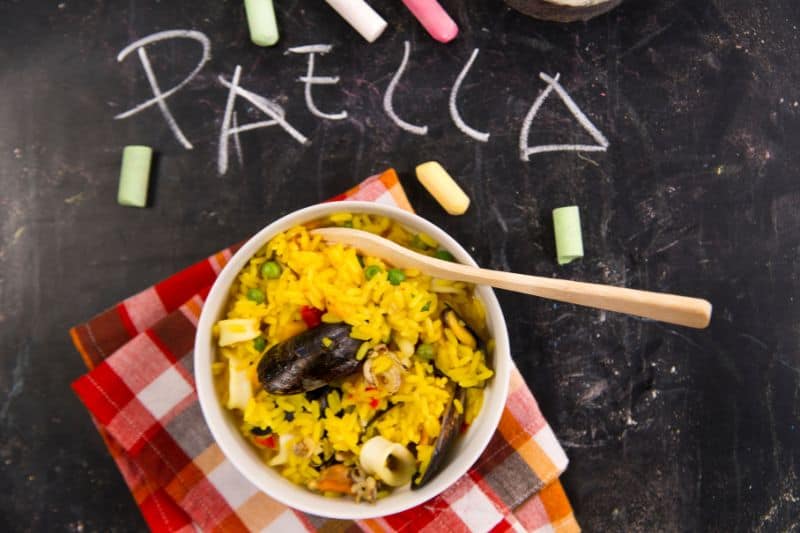 Widok z góry na posiłek paella