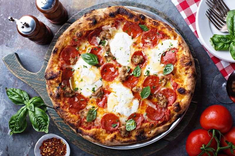 Widok z góry na pizzę zrobioną na bazie mąki pełnoziarnistej