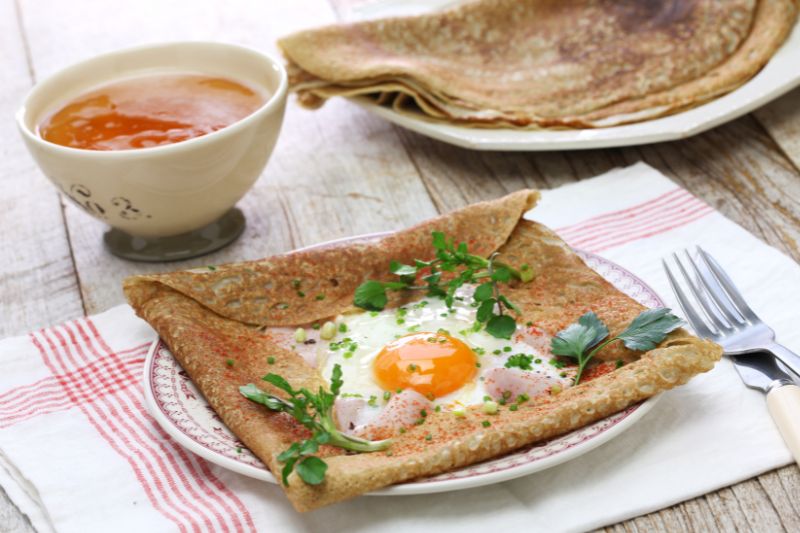 Potrawa Galettes zrobiona za pomocą m. in. mąki gryczanej i jajka