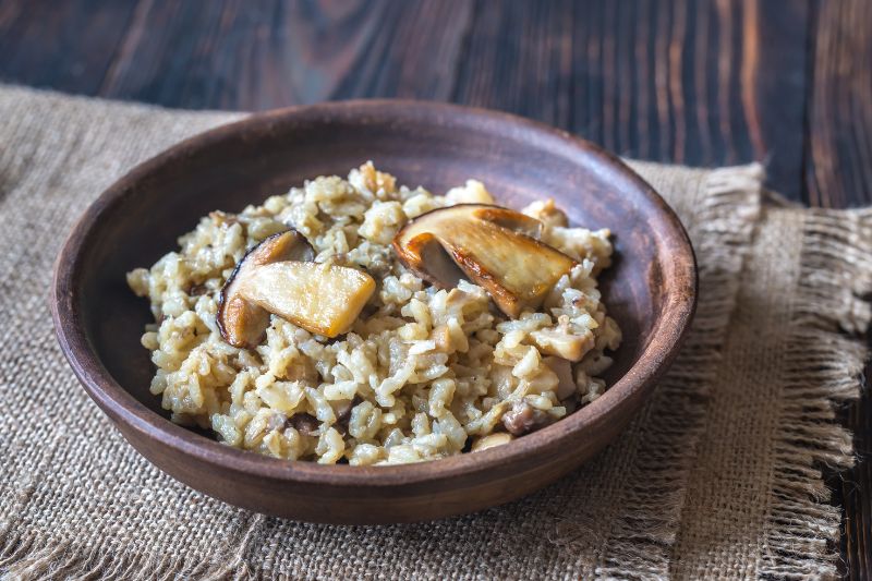 Widok na risotto z grzybami z wykorzystaniem ryżu carnaroli