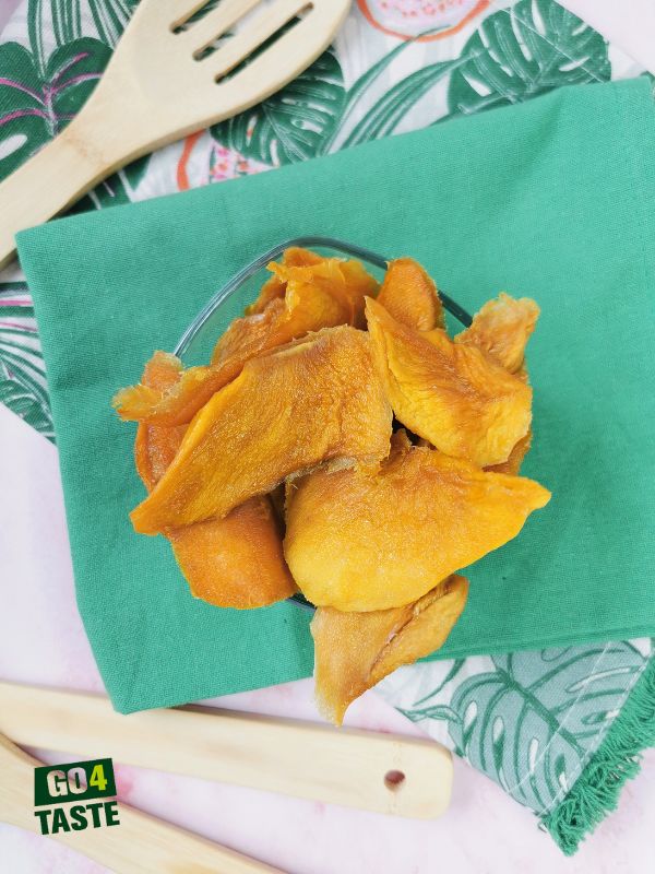 Mango suszone w szklanej misce na wiosennym tle