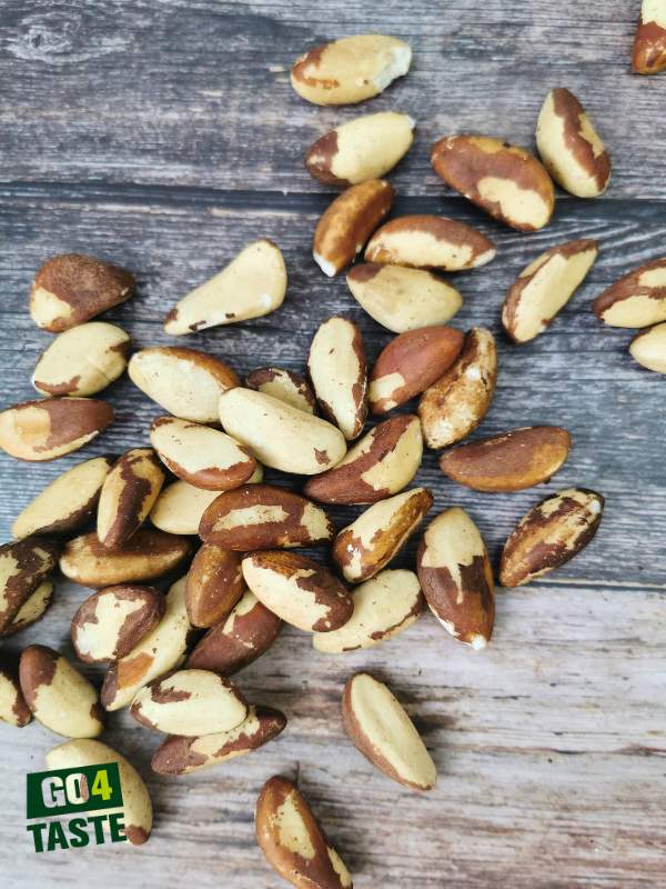 Obrane ze skorupek orzechy brazylijskie położone na drewnianym stole