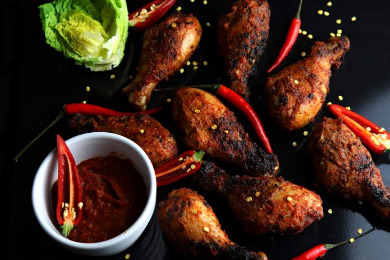 Zbliżenie pokazujące danie z wykorzystaniem papryczek piri piri