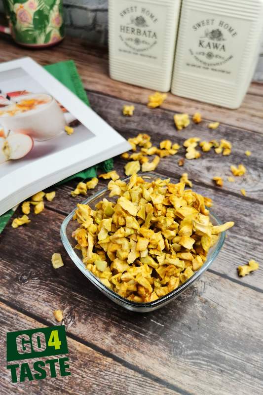 suszone chipsy jabłkowe rozsypane na stole