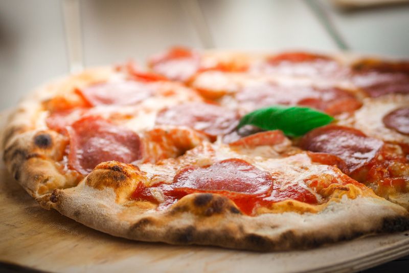 Zdjęcie przedstawiające pizzę