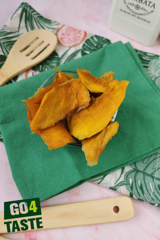 Mango suszone dostępne w sklepie Go4taste na zielonym tle