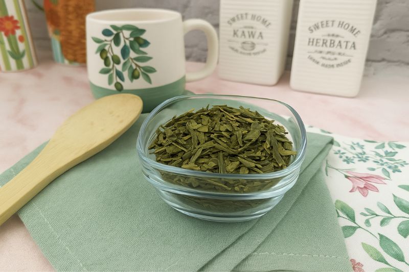 Herbata liściasta zielona sencha w szklanym pojemniku 