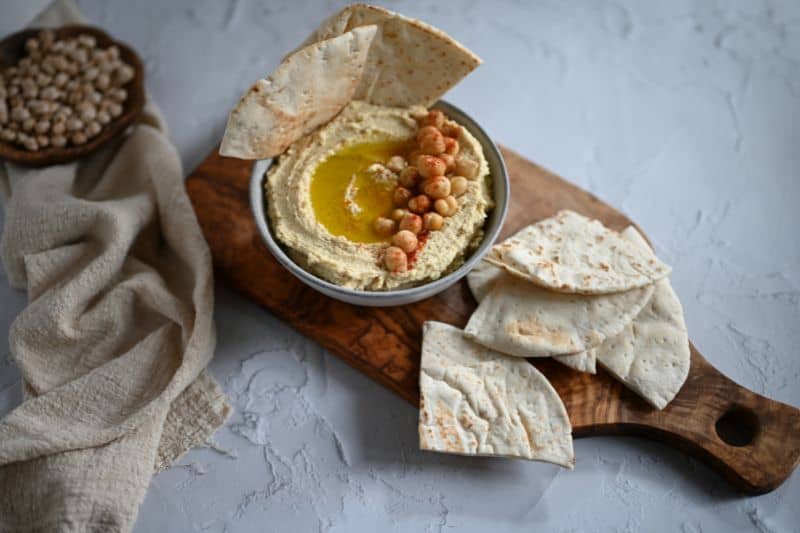 Hummus z pastą tahini z tortillą
