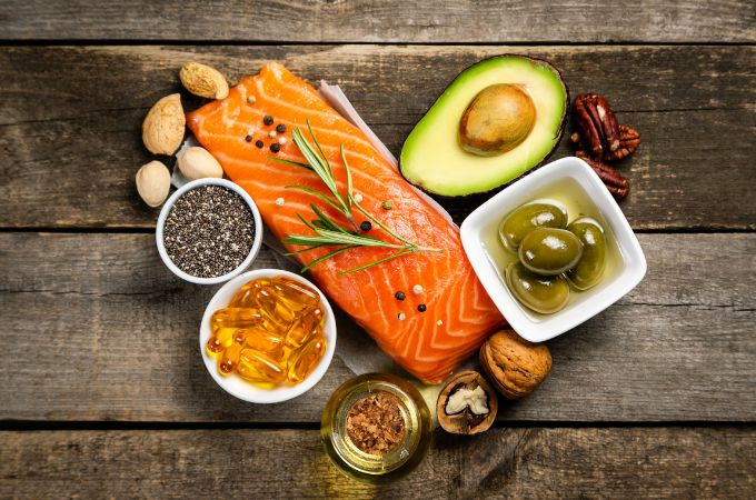 Łosoś, awokado, nasiona chia, orzechy i olej jako źródła kwasów omega-3