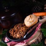 Bigos z suszonymi śliwkami podany w naczyniu