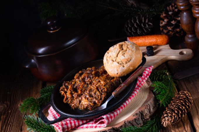 Bigos z suszonymi śliwkami podany w naczyniu