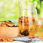 Kompot z suszonych owoców podany w szklankach i dzbanku