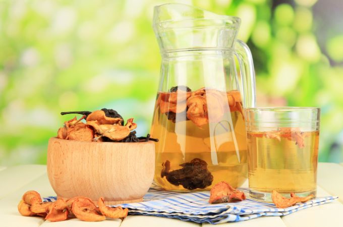 Kompot z suszonych owoców podany w szklankach i dzbanku