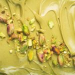 Krem pistacjowy udekorowany kawałkami pistacji