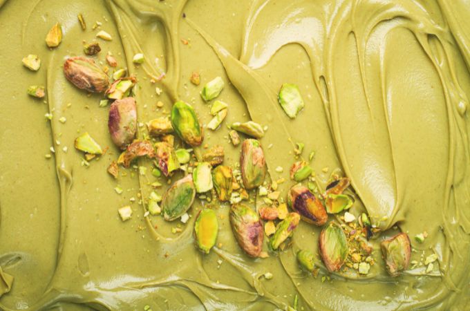 Krem pistacjowy udekorowany kawałkami pistacji