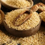kasza bulgur z drewnianej misce