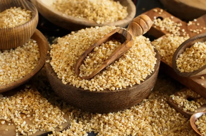 kasza bulgur z drewnianej misce