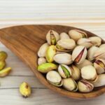 Pistacje w łupinach w drewnianej miseczce