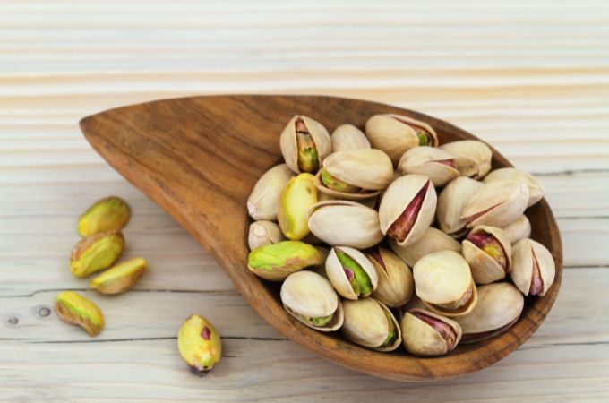 Pistacje w łupinach w drewnianej miseczce