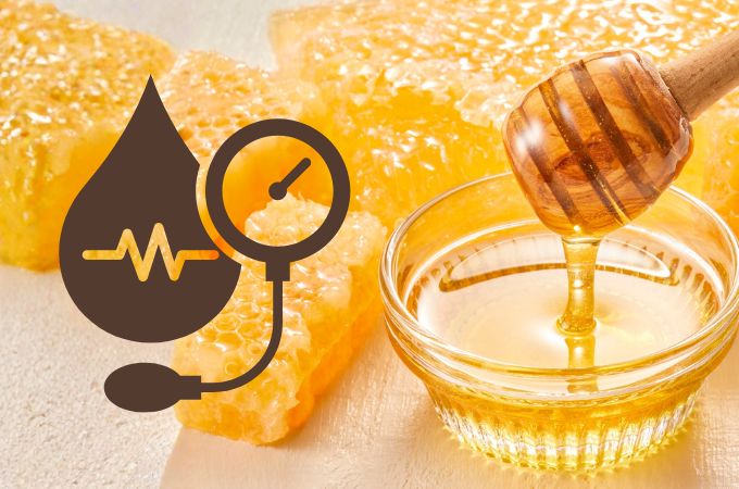 Miód spływający z drewnianej łyżeczki do miseczki obok symbolu pomiaru ciśnienia
