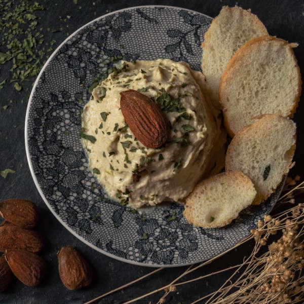 Hummus z mąką migdałową