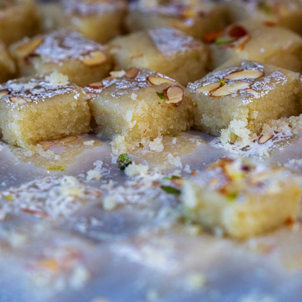 Indyjski deser laddu z mąką z ciecierzycy